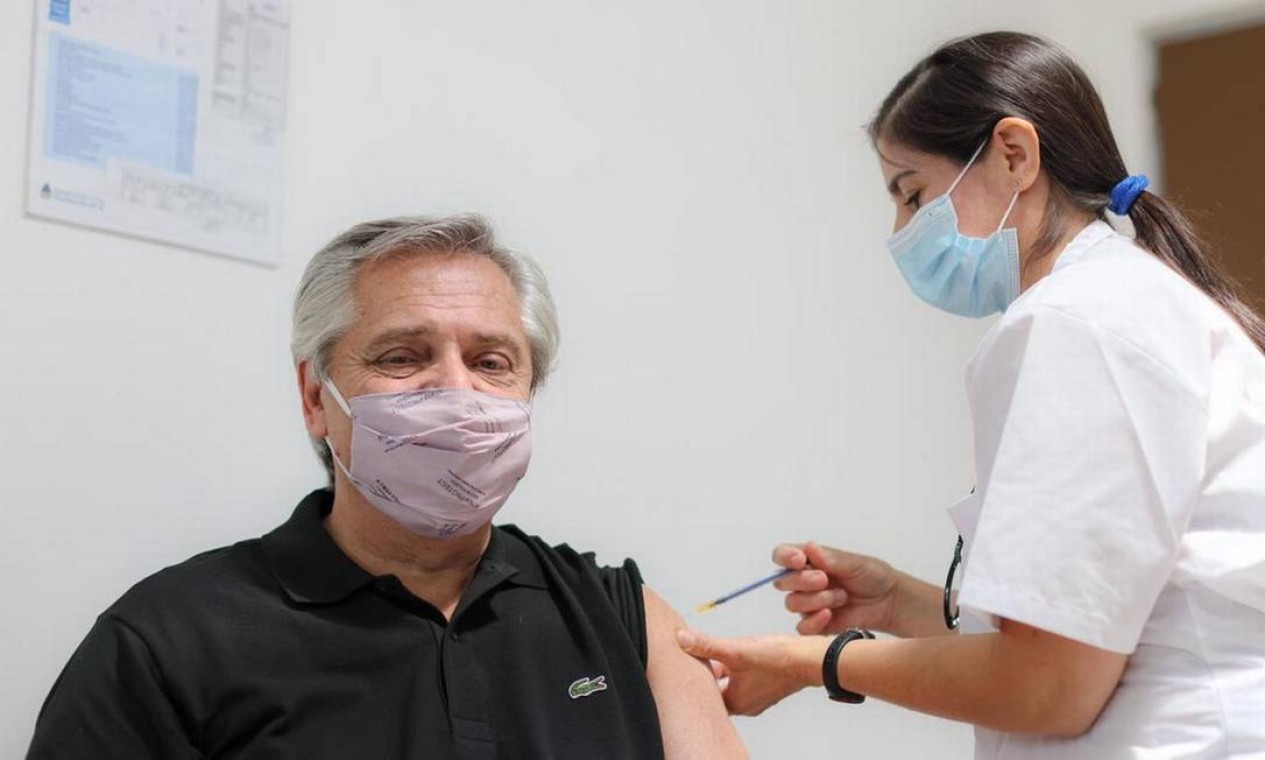Alberto Fernández, presidente da Argentina, recebeu vacina contra a Covid-19 em janeiro de 2021 — Foto: Reprodução