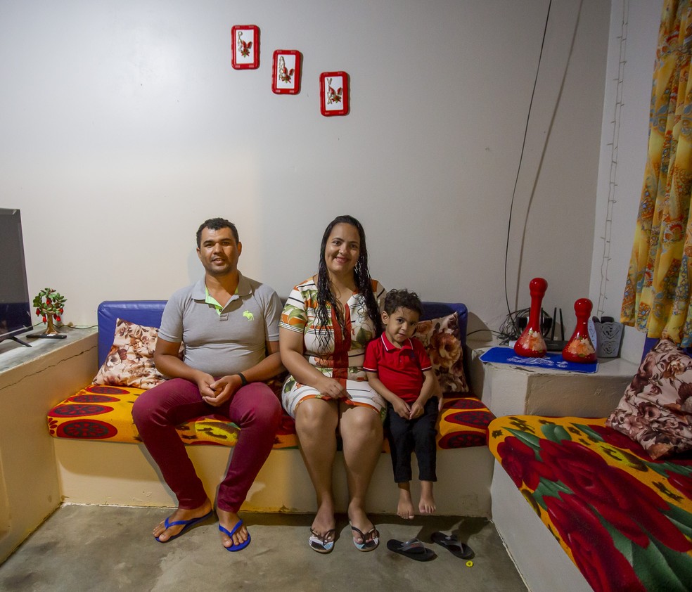 A gestora Adriana Bezerra e a família só tiveram acesso a energia elétrica em 2005 — Foto: Divulgação