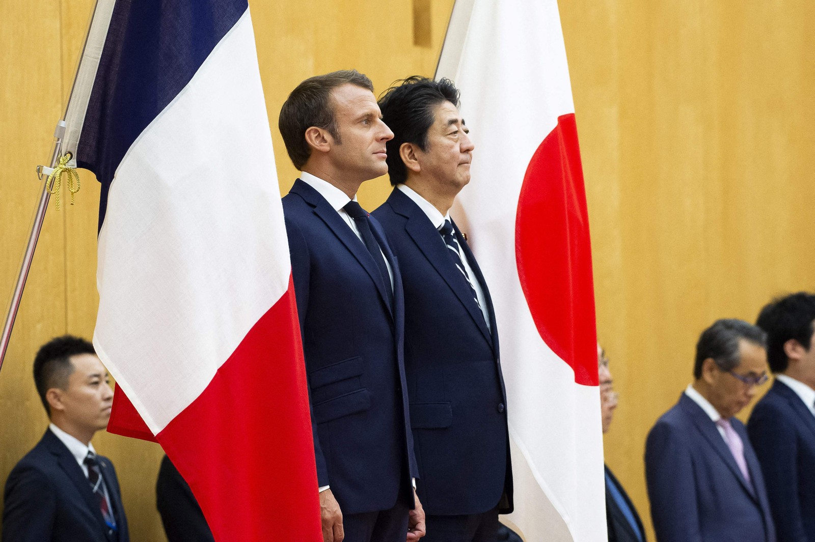 Shinzo Abe aparece ao lado do presidente da França, Emmanuel Macron, durante visita oficial na residência do primeiro-ministro em Tóquio — Foto: ELIOT BLONDET / AFP 