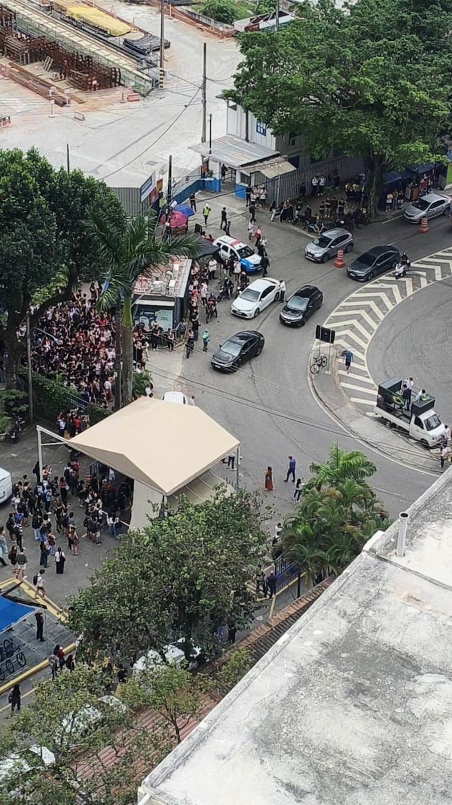 Alunos e parlamentares realizam ato na porta da PUC-Rio após reitoria proibir eventos político-partidários no campus