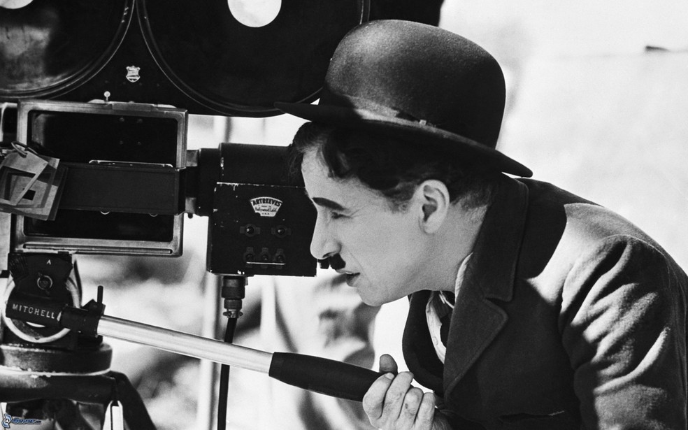 Chaplin dirigindo um de seus tantos filmes — Foto: Divulgação