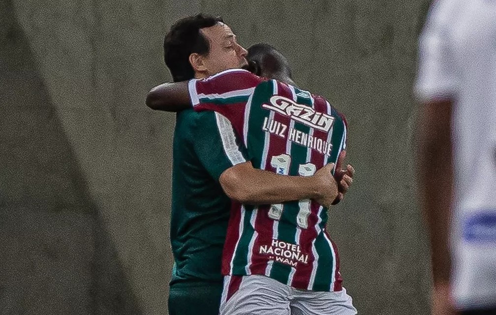 Luiz Henrique abraça Diniz após voltar a marcar pelo Fluminense Marcelo Gonçalves / Fluminense FC — Foto:         