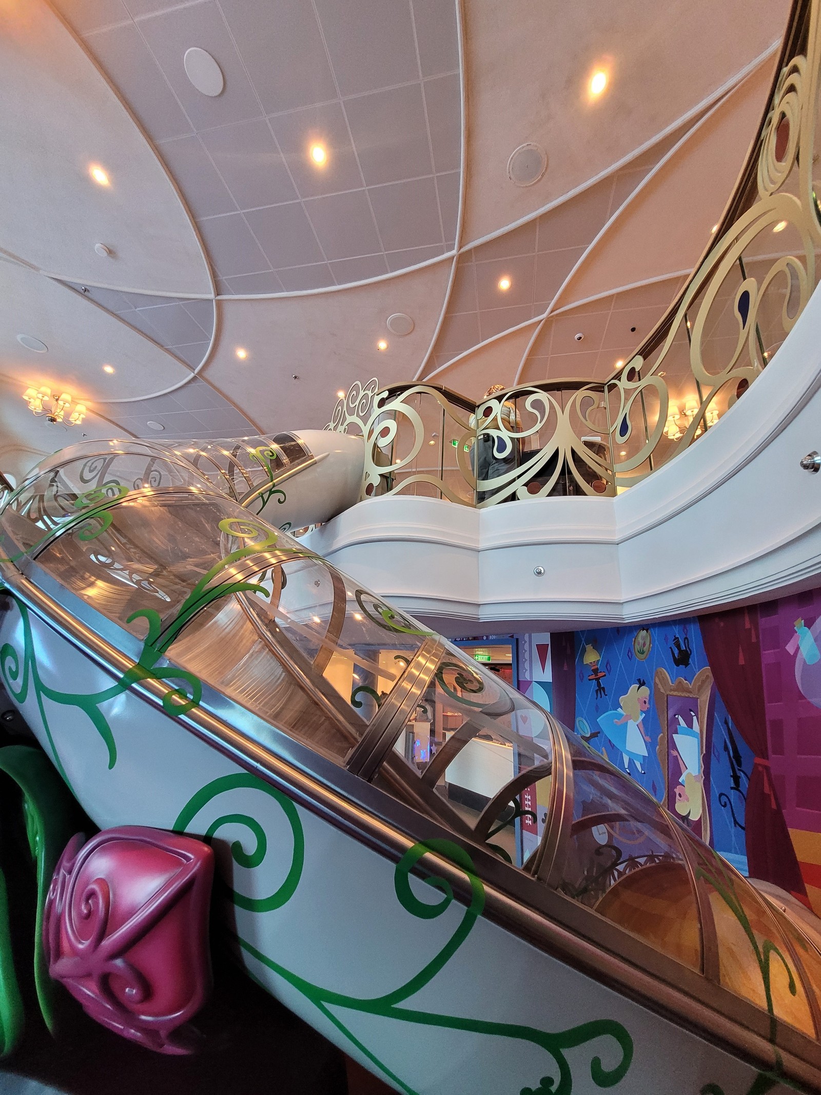 As crianças podem deslizar do Grand Hall para o Oceaneer Club neste escorregador, outra novidade do Disney Wish