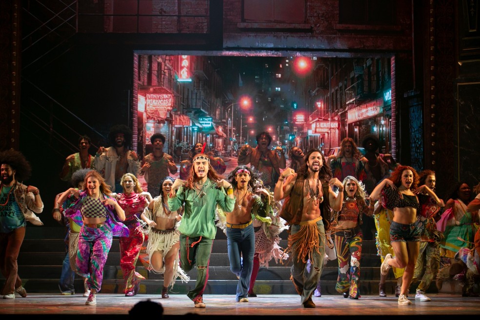 'Hair' conta com elenco de 30 integrantes, que interpretam membros de tribo hippie em Nova York — Foto: Divulgação/Mateus Cony
