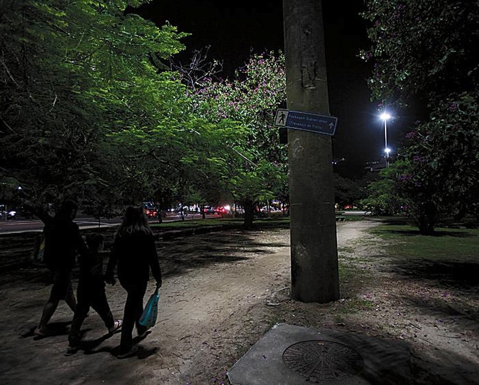 Rua escura. Pouca iluminação na Praia de Botafogo, próximo ao shopping — Foto: Alexandre Cassiano