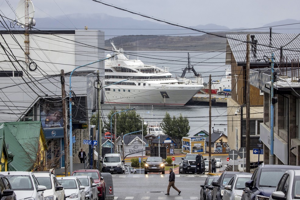 Embarcações no porto de Ushuaia, no extremo sul da Argentina, de onde partem cada vez mais cruzeiros para a Antártica — Foto: Victor Moriyama/The New York Times