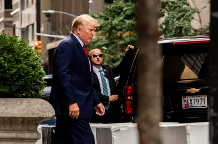 O ex-presidente dos Estados Unidos Donald Trump deixa a Trump Tower para um de seus depoimentos em Nova York