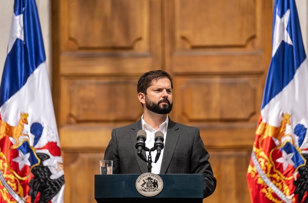 O presidente do Chile, Gabriel Boric, anuncia as mudanças no governo neste sábado — Foto: Presidência do Chile/Reprodução