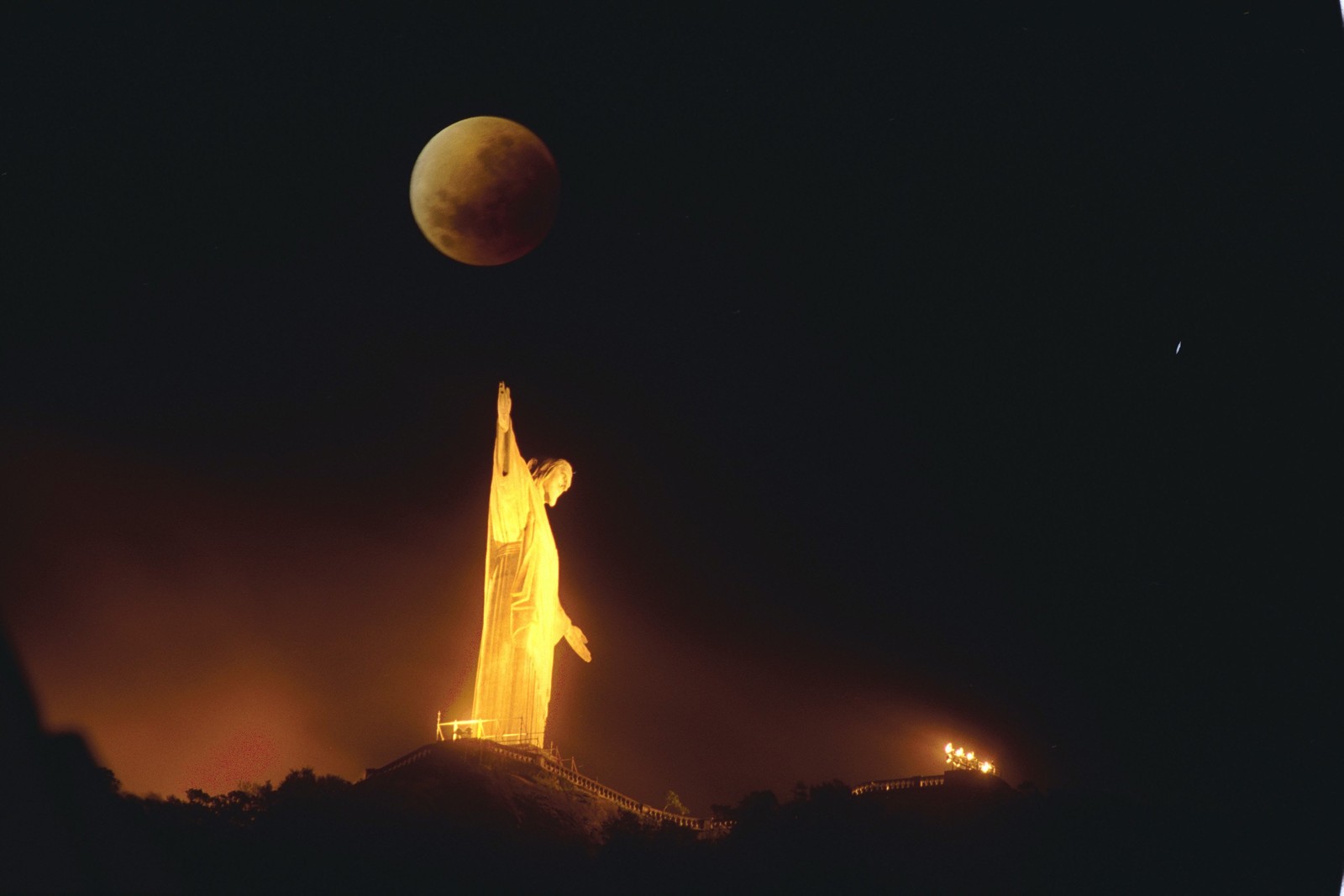 Eclipse Lunar e o Cristo Redentor, em 2000 — Foto: Custódio Coimbra