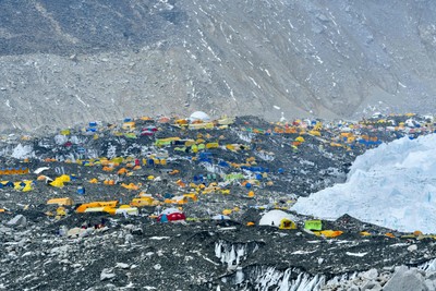 Derretimento de gelo no Everest permite expedição em busca de lixo e  vítimas da montanha