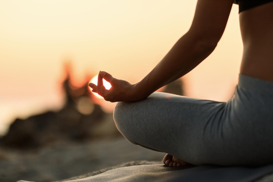 Meditação e mindfulness são duas técnicas recomendadas para reduzir o estresse.