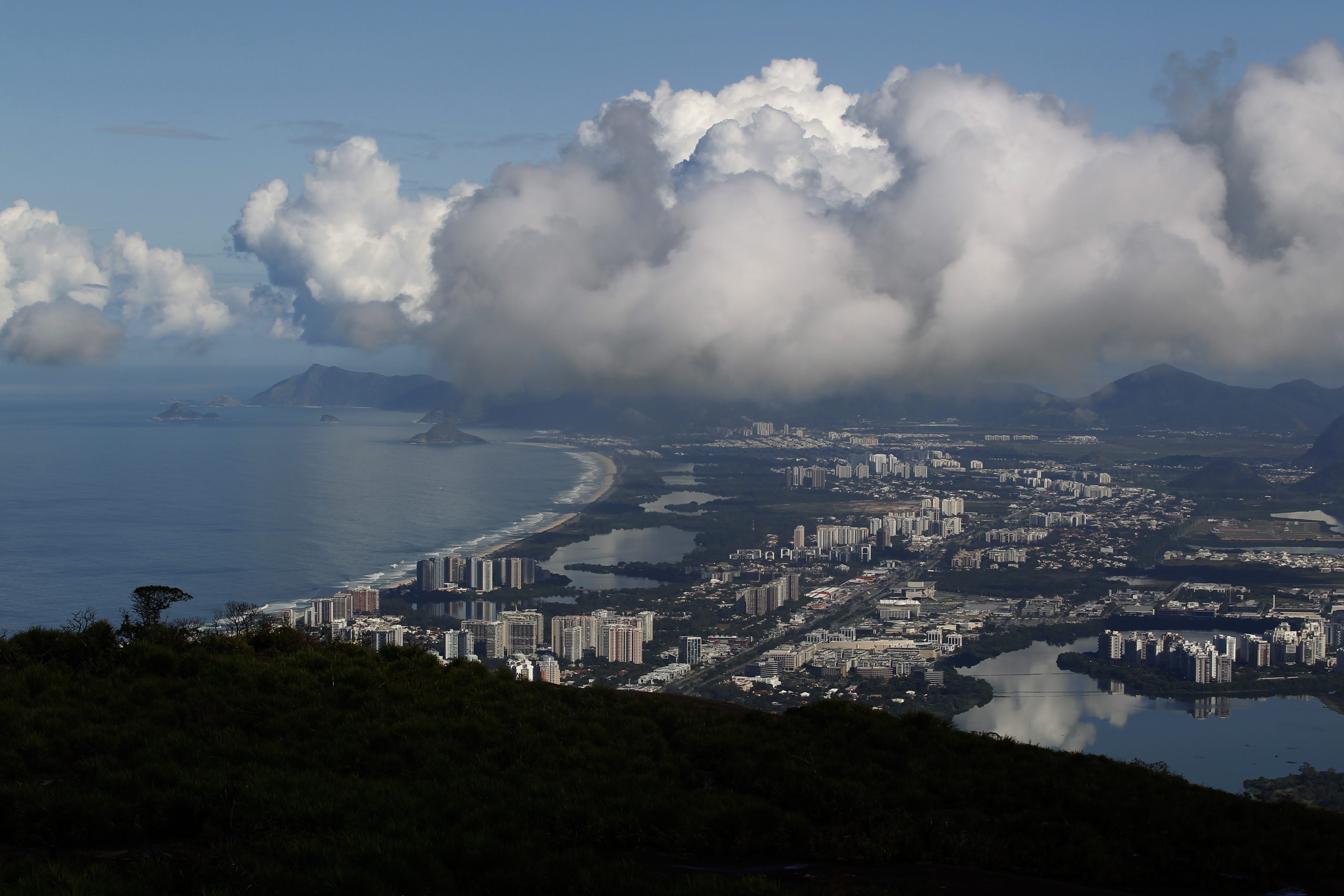 Asa-delta cai em área de difícil acesso após decolagem da Pedra Bonita, no Rio - Foto