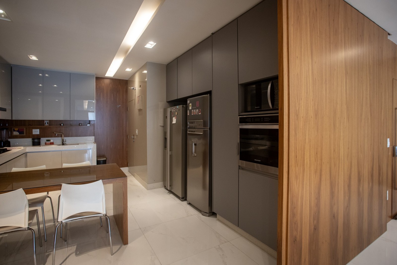 Apartamento de Vitória Strada já era pouco mobiliado e tem cores mais neutras — Foto: Ana Branco/Agência O Globo