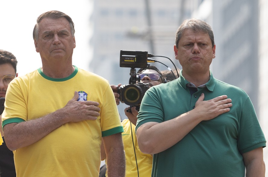 Após denúncia da PGR, Tarcísio sai em defesa de Bolsonaro: 'Estamos juntos, presidente'