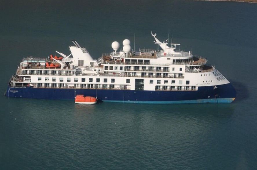 O navio de cruzeiro Ocean Explorer encalhou no noroeste da Groenlândia