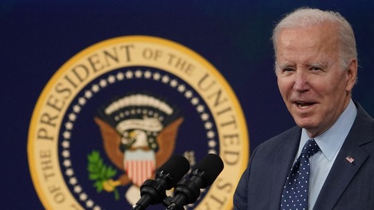 Biden promulga lei que evita o inédito calote dos EUA, mas agência de risco mantém revisão da nota do país