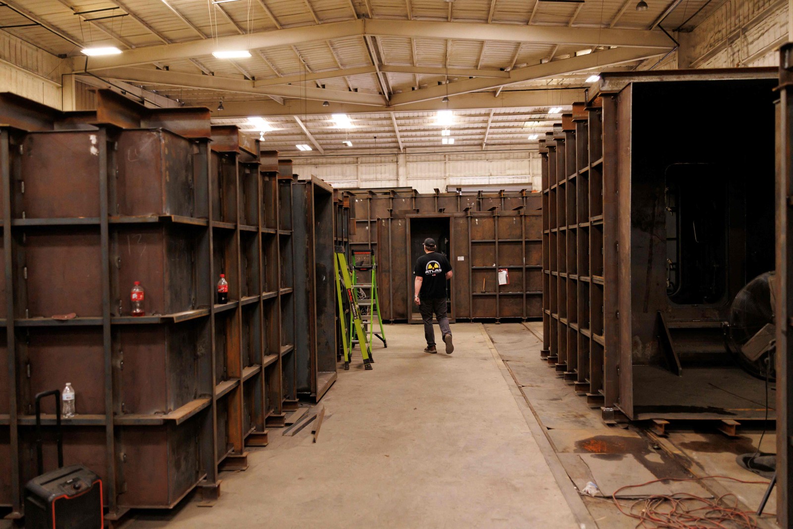 Um abrigo básico, projetado para manter quatro pessoas no subsolo por até uma semana em seu quintal e resistir a bombardeios e radiação, custa cerca de US$ 25 mil — Foto: Mark Felix/AFP