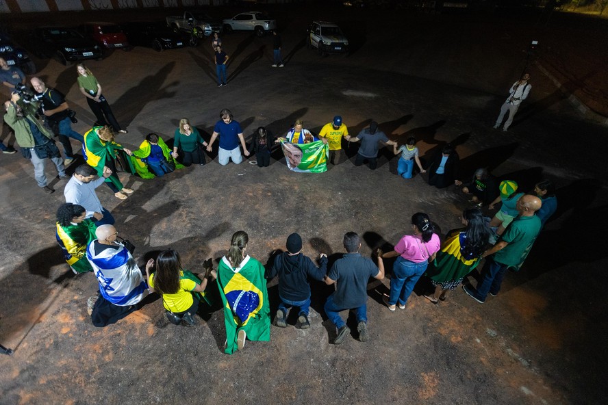 Apoiadores de Jair Bolsonaro fazem corrente de oração na entreda de condomínio do ex-presidente