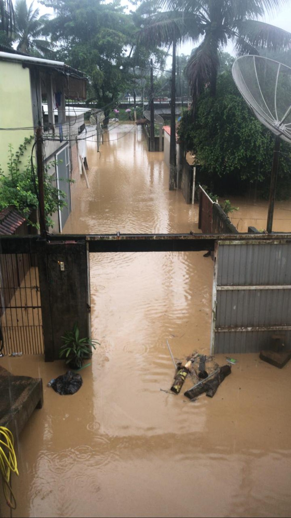 Moradores afetados por temporal em Angra mostram destruição — Foto: reprodução