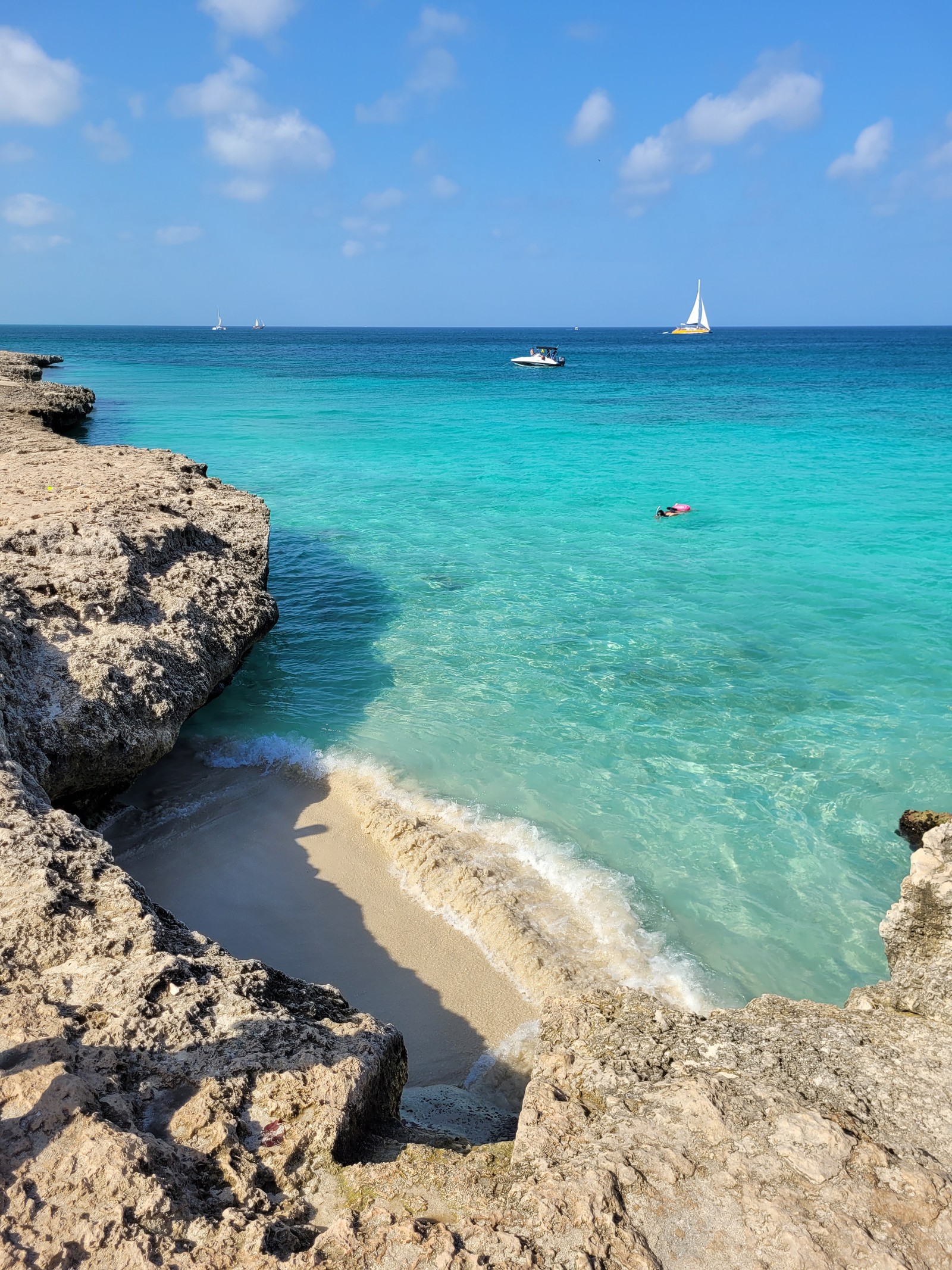 Com sua minúscula faixa de areia, Tres Trapi é um dos melhores lugares para fazer snorkel e ver tartarugas-marinhas em Aruba, no Caribe — Foto: Eduardo Maia / O Globo
