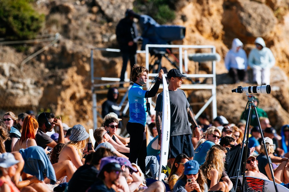 Mateus Herdy é treinado por Leandro Dora, pai do campeão mundial Yago Dora — Foto: Damien Poullenot/World Surf League