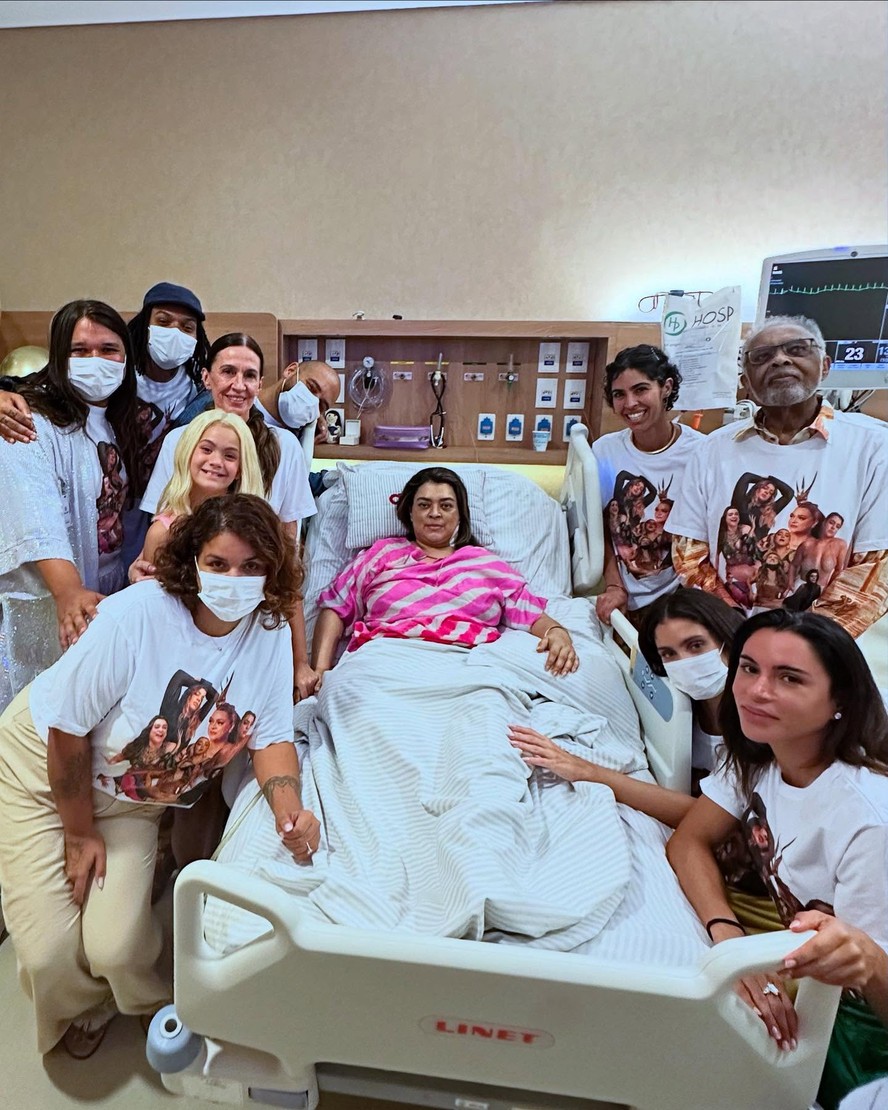 Após cirurgia, Preta Gil comemora saída da UTI cercada pela família e com 'coração cheio de alegria'