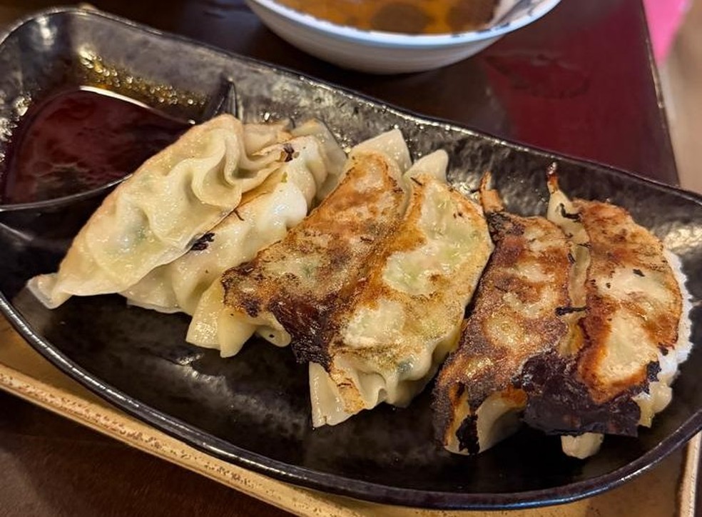 Gyoza: base inconsistente, mas recheio suculento e saboroso — Foto: Ian Oliver