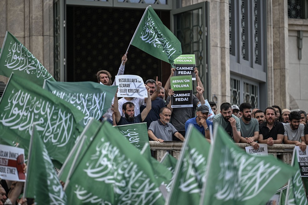 Manifestantes protestam contra publicação de suposta charge do profeta Maomé na Turquia — Foto: Ozan KOSE / AFP