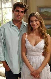 Grazi estreou nas novelas em "Páginas da vida" (2006), como par romântico de Thiago Lacerda — Foto: Reprodução Internet
