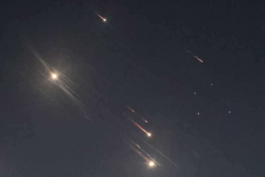 Imagem mostra projéteis sendo interceptados por Israel sobre Tel Aviv em 1º de outubro de 2024