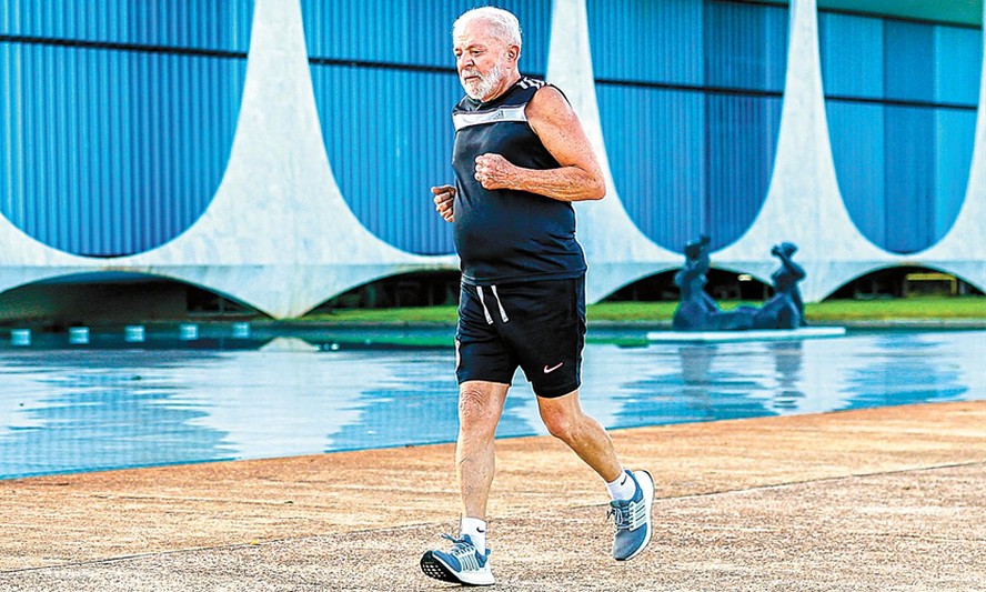 Lula passou a postar mais imagens praticando atividade física