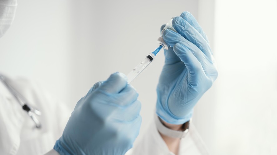 A nova vacina também utiliza uma versão viva modificada de um vírus.
