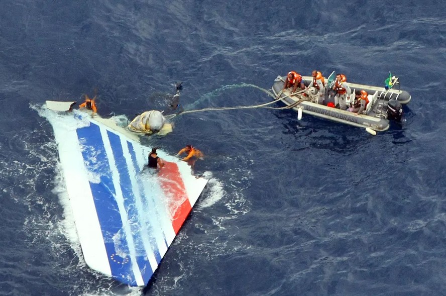 Parte do avião da Air France que fazia o voo 447 é retirado do mar em 8 de junho de 2009
