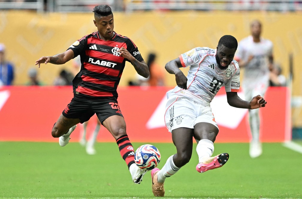 Upamecano contra o Flamengo no Mundial de Clubes — Foto: PATRICIA DE MELO MOREIRA / AFP