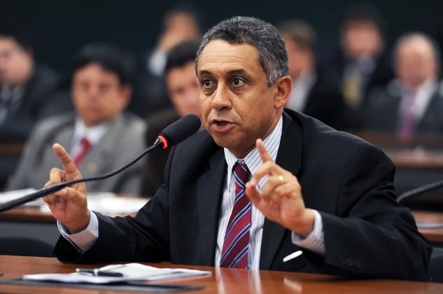 PT cobra Motta para dar posse a deputado em vaga de Odair Cunha, hoje no TCU - QTU Questões do Universo