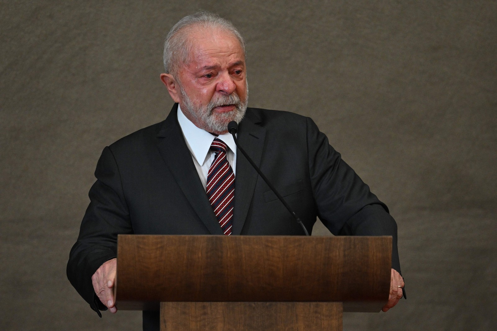 Lula agradeceu ao povo brasileiro a oportunidade de presidir o país pela terceira vez — Foto: Evaristo Sá / AFP