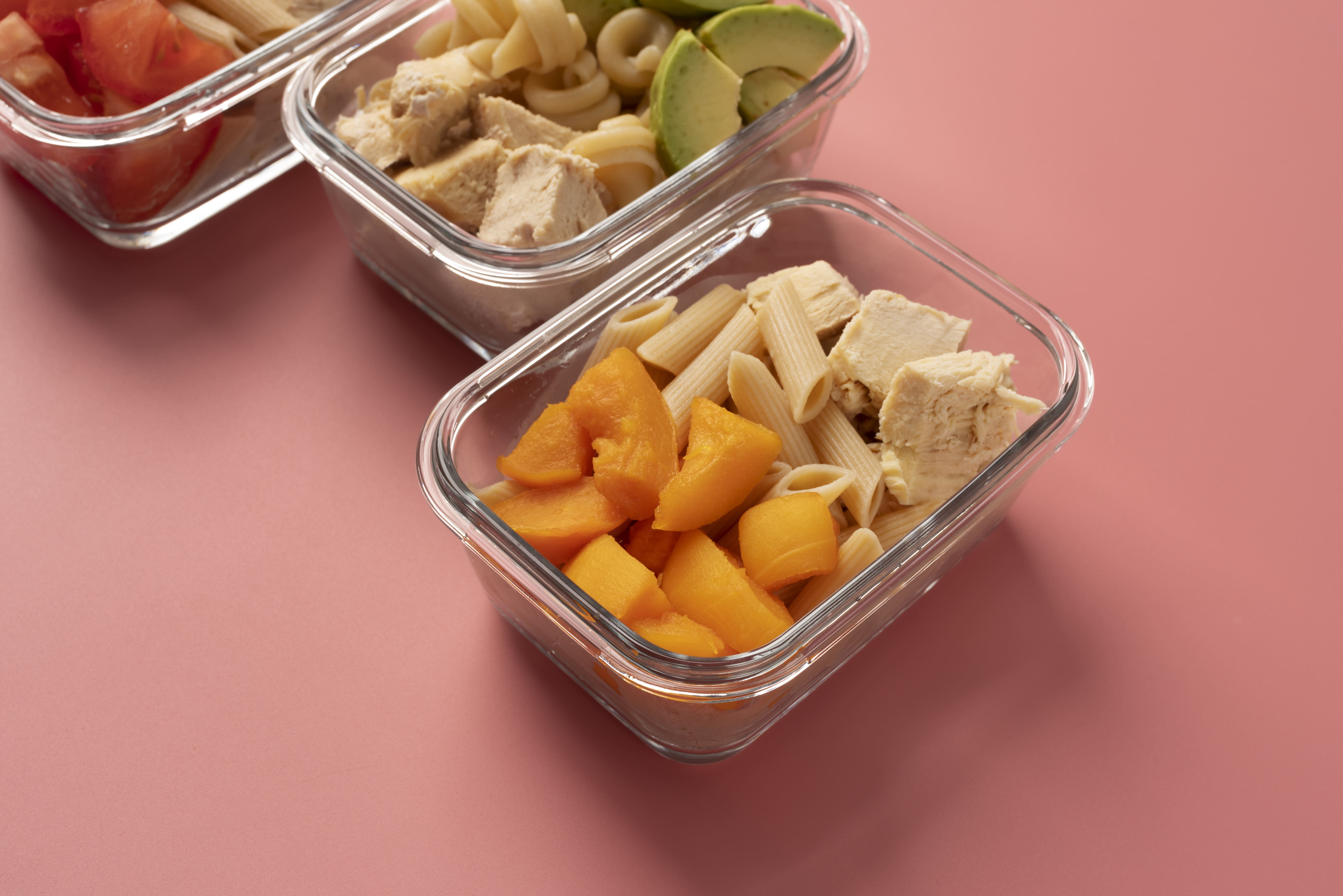 Muitas sobras de comida na geladeira? Microbiologista explica o que pode ser consumido frio (e o que não pode)