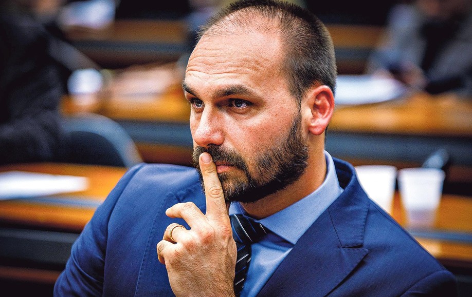 Eduardo Bolsonaro ataca aliados e dinamita opções da direita para 2026