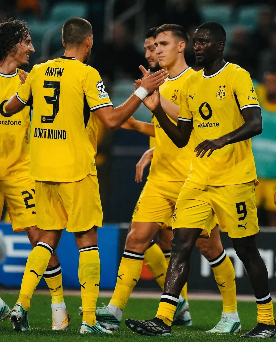 Elenco do Borussia Dortmund deixa estádio sem banho após jogo da Champions por medo de bactéria, diz jornal