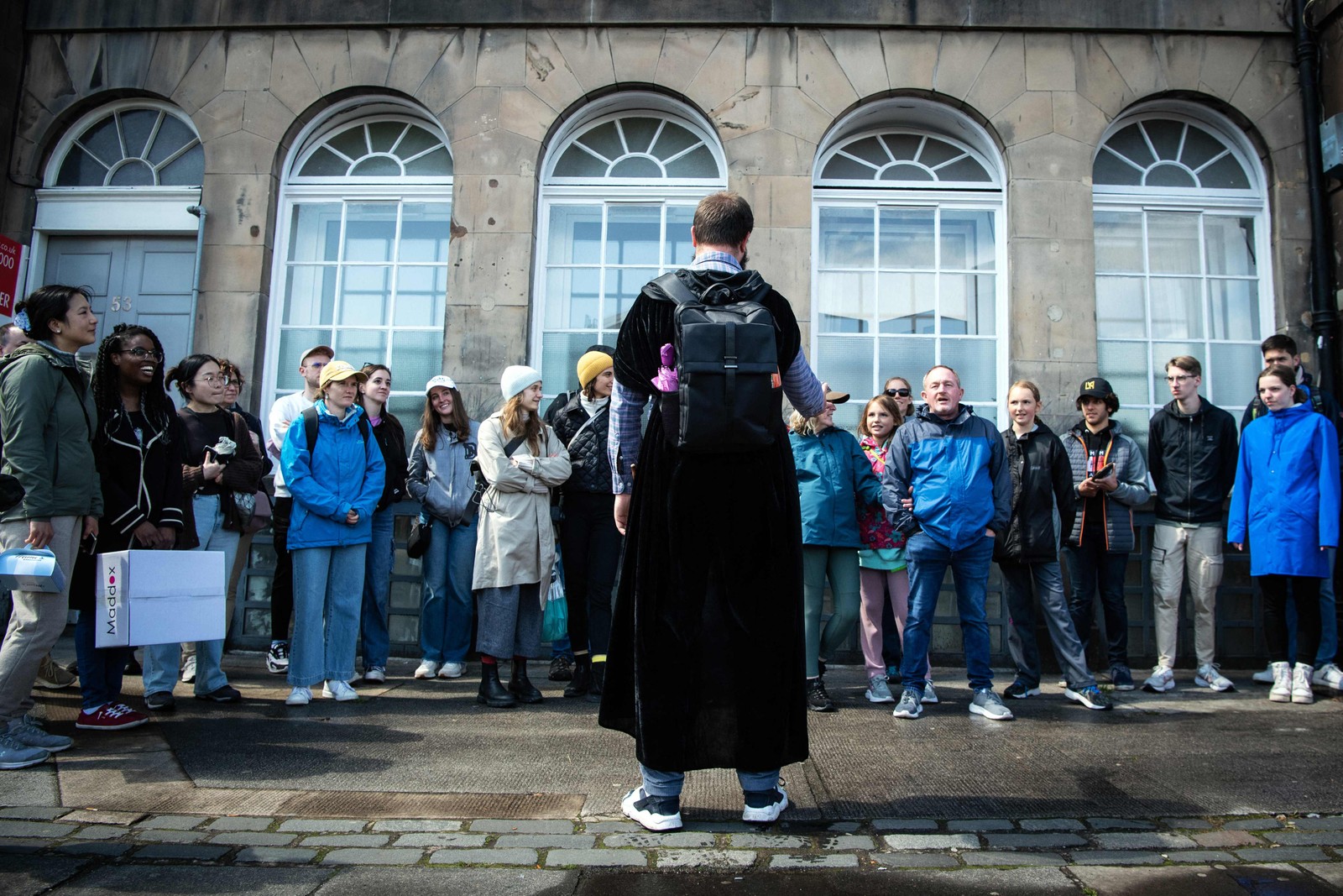Colin Bramwell, da agência The Potter Trail, lidera um tour temático sobre Harry Potter em Edimburgo, na Escócia — Foto: Andy Buchanan / AFP