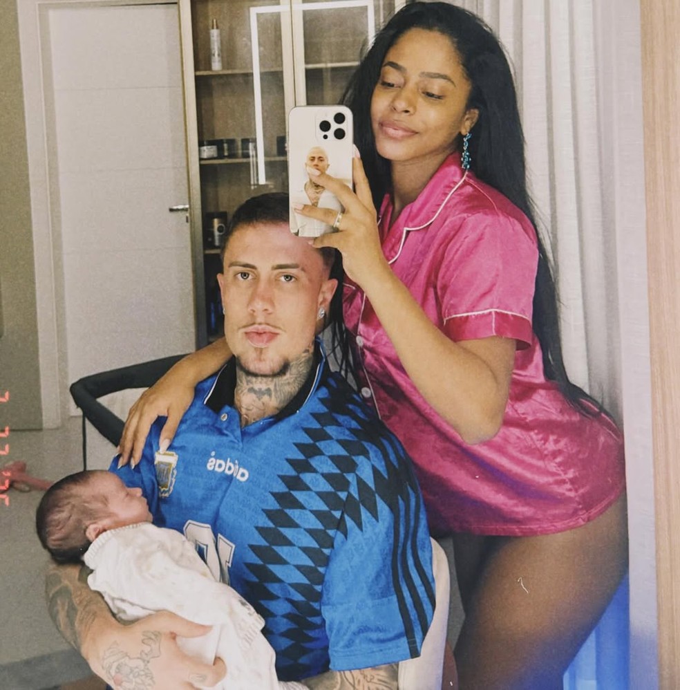 MC Daniel com Lorena Maria e o filho, Rás — Foto: Reprodução Instagram