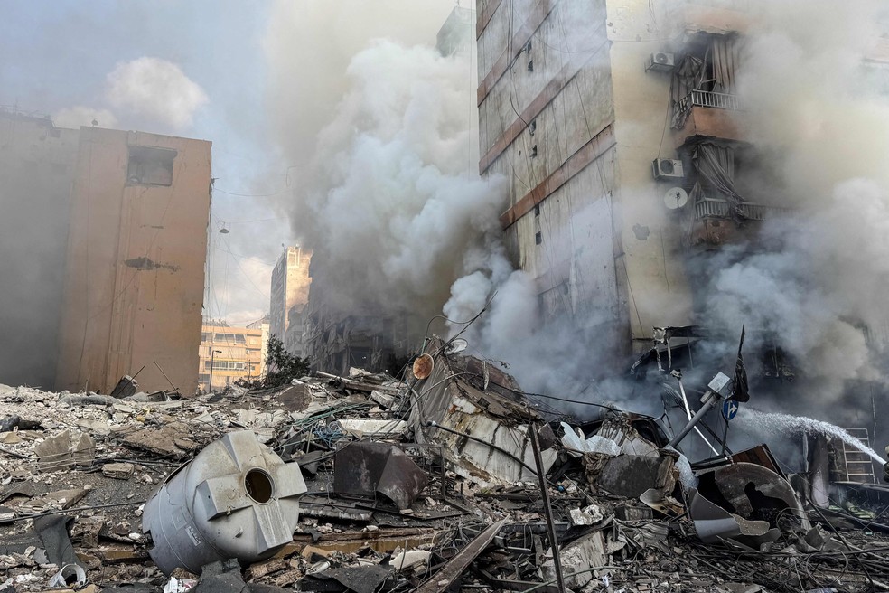 Fumaça subindo do local de um ataque aéreo israelense que atingiu o bairro de Haret Hreik, nos subúrbios do sul de Beirute, em 4 de março de 2026. Israel lançou novos ataques contra o Irã e o Líbano, onde a mídia estatal noticiou que um prédio residencial foi atingido em 4 de março, enquanto a Guarda Revolucionária do Irã afirmou ter bloqueado uma das rotas marítimas mais vitais do mundo para o transporte de energia. — Foto: AFP
