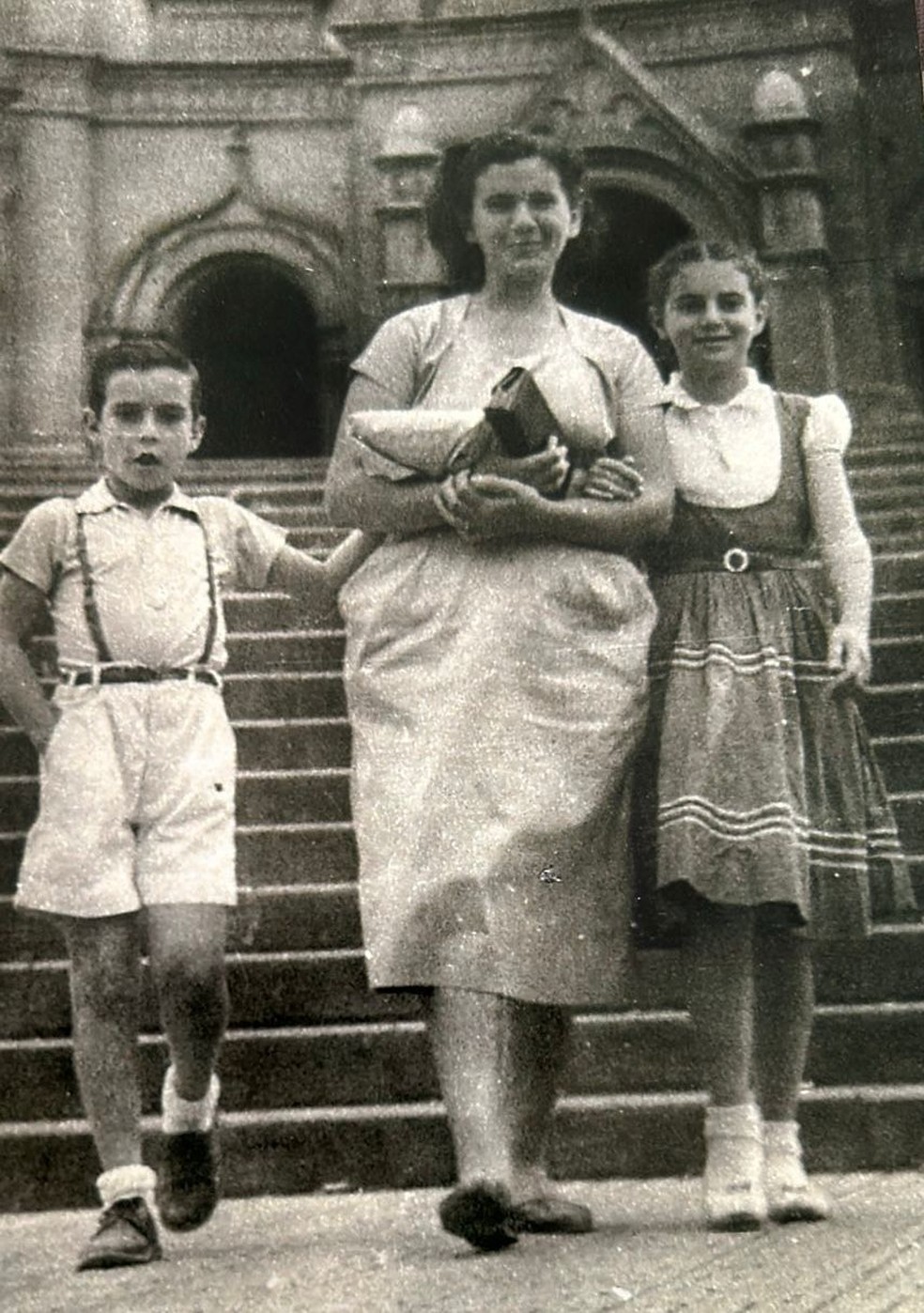 Fuad Noman na infância ao lado da mãe — Foto: Acervo pessoal