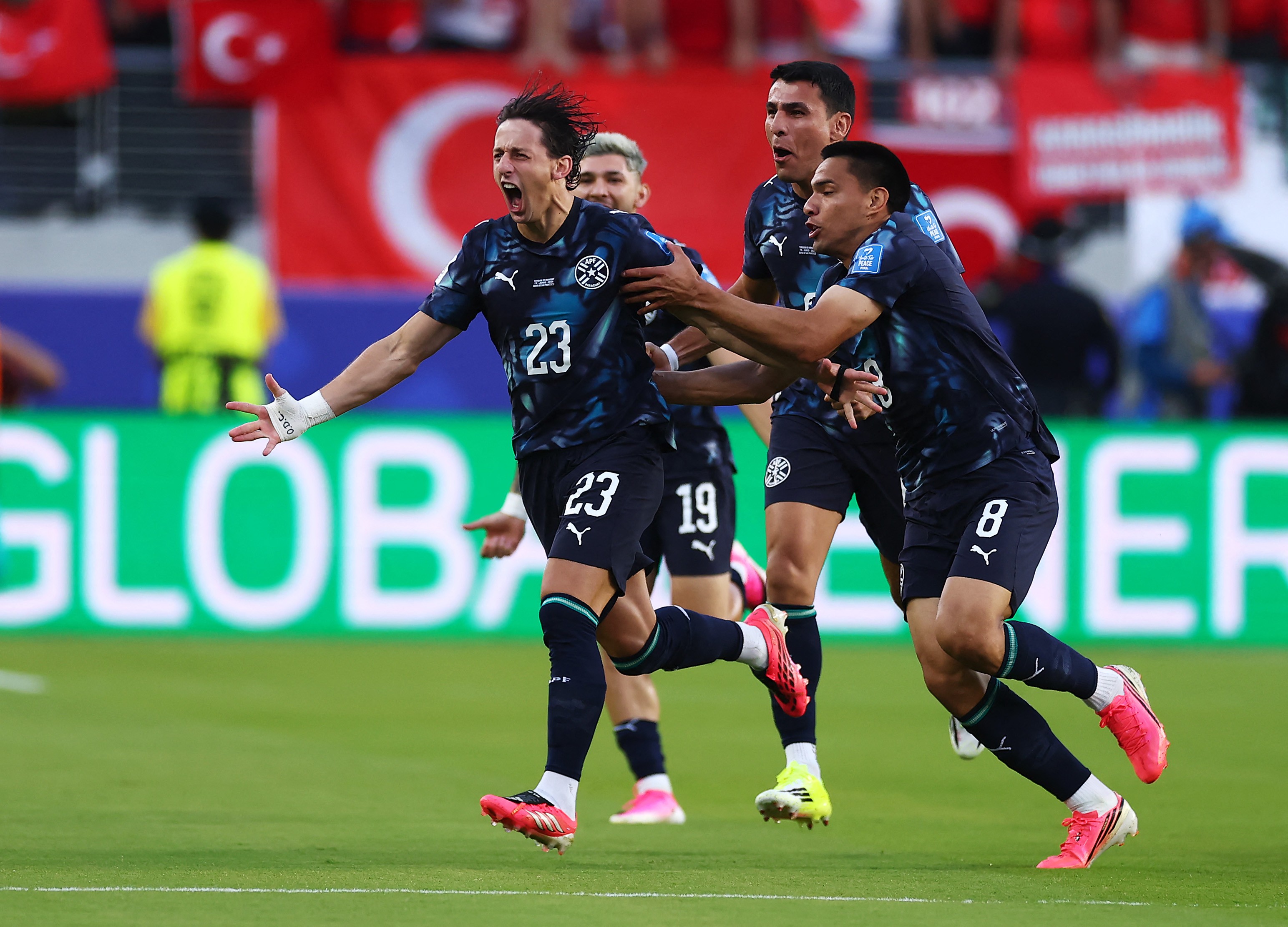 Paraguai tem jogador expulso devido à  'Lei Vini Jr.', mas resiste à pressão e vence a Turquia na Copa