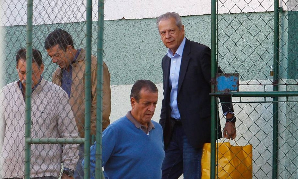 O ex-ministro da Casa Civil José Dirceu (de paletó), o ex-tesoureiro do PT Delúbio Soares (de cinza) e o ex-deputado Valdemar Costa Neto (de azul) juntos na Papuda em 2014 — Foto: André Coelho / Agência O Globo
