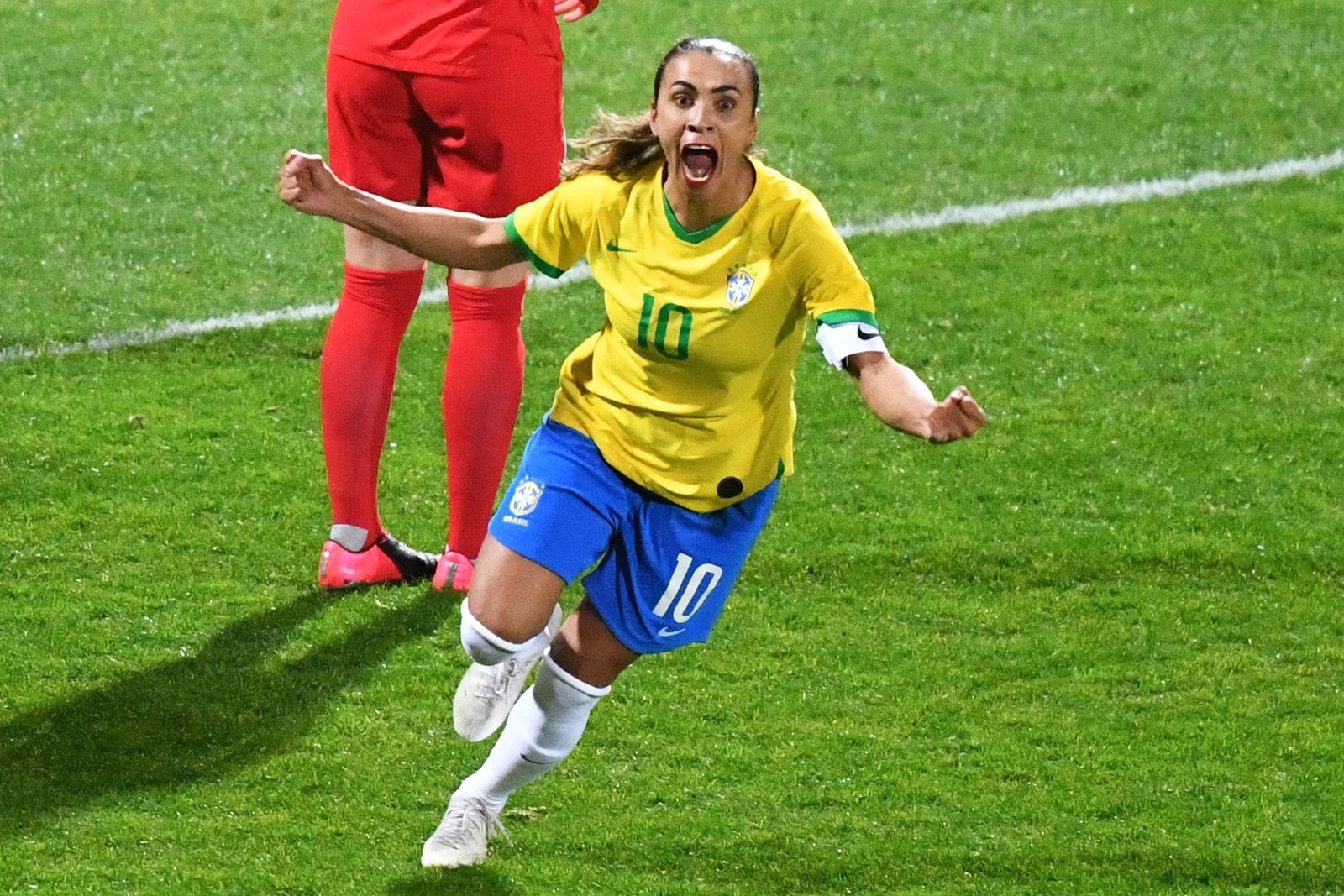 A brasileira Marta já foi eleita seis vezes a melhor jogadora do mundo. — Foto: DENIS CHARLET / AFP