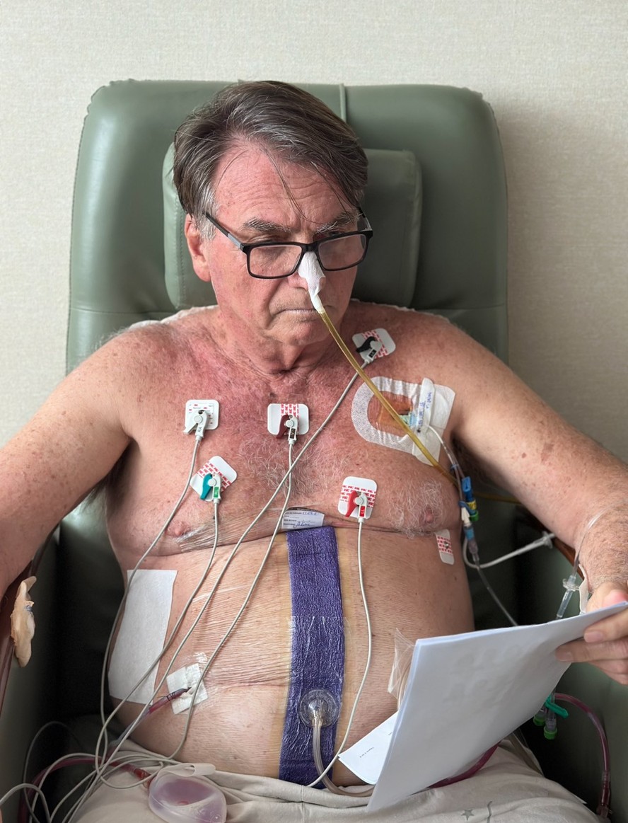 Bolsonaro segue na UTI sem previsão de alta, com restrição a visitas e 'boa evolução clínica', diz boletim