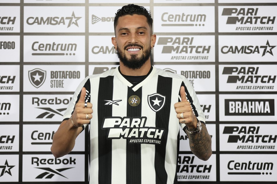 Alex Telles é apresentado pelo Botafogo e revela conversa com Tiquinho  durante negociação: 'Me deixou confiante'