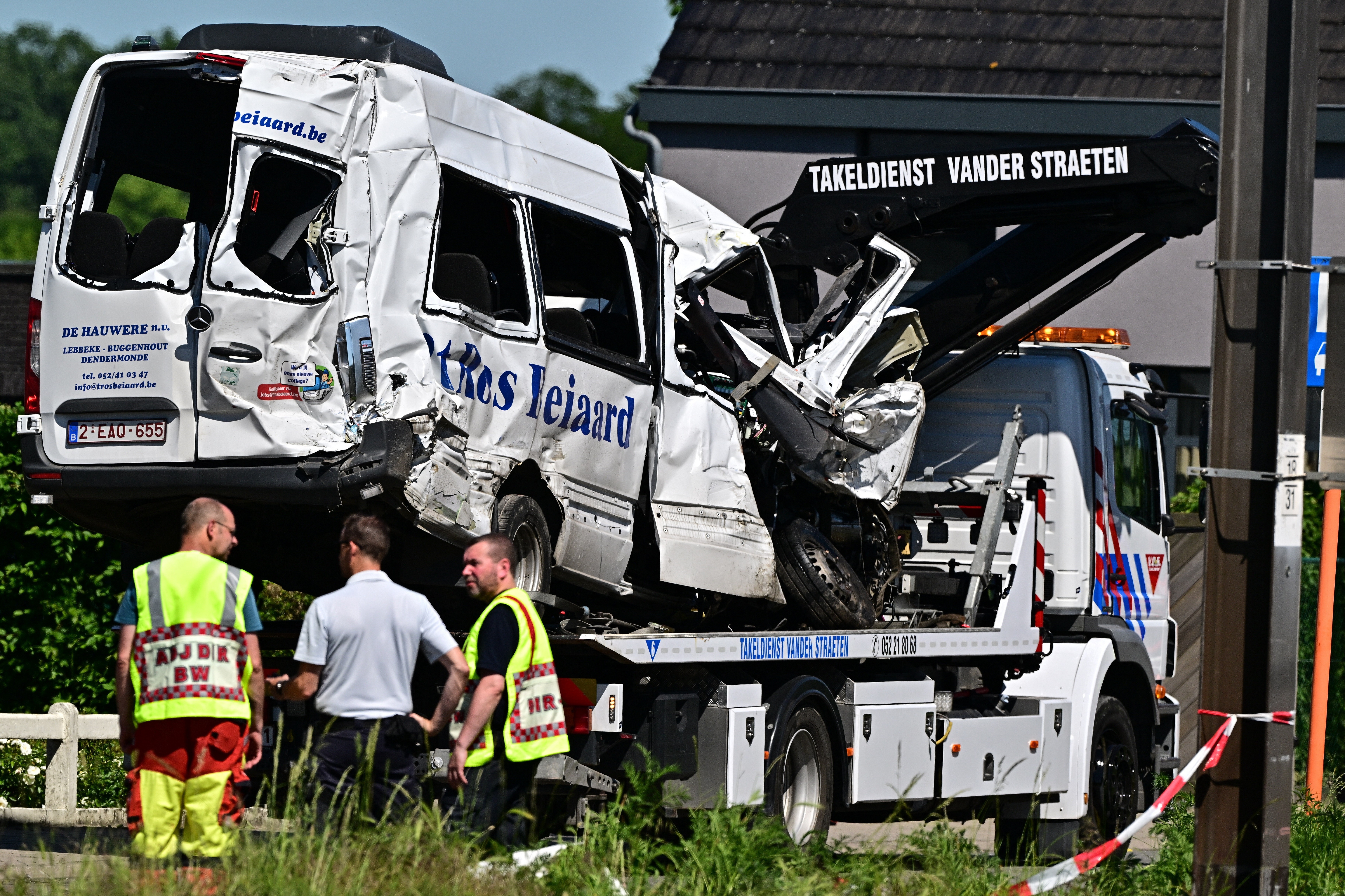 Colisão entre trem e ônibus escolar deixa quatro mortos, incluindo dois adolescentes, na Bélgica