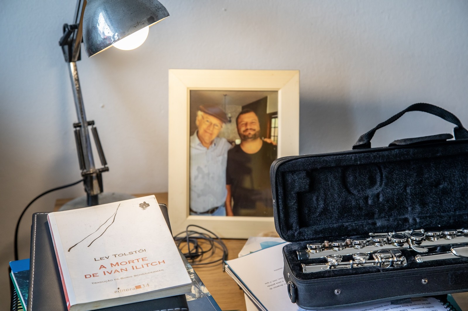Jaime Leibovitch in a photo with his son, who died in an accident. The actor learns to play the flute at Retiro dos Artistas — Photo: Ana Branco